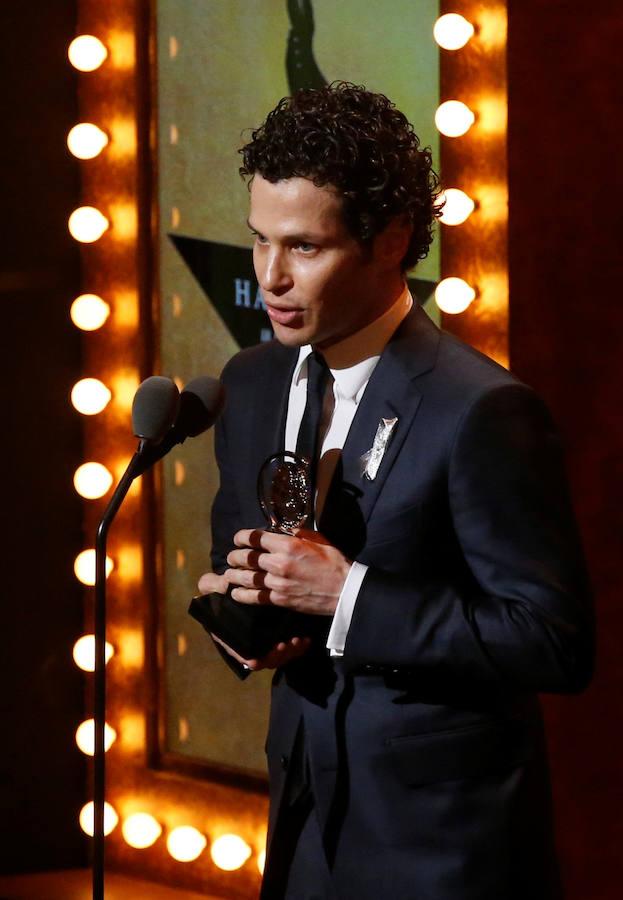 Thomas Kail acepta el premio a la mejor dirección por el musical 'Hamilton'.