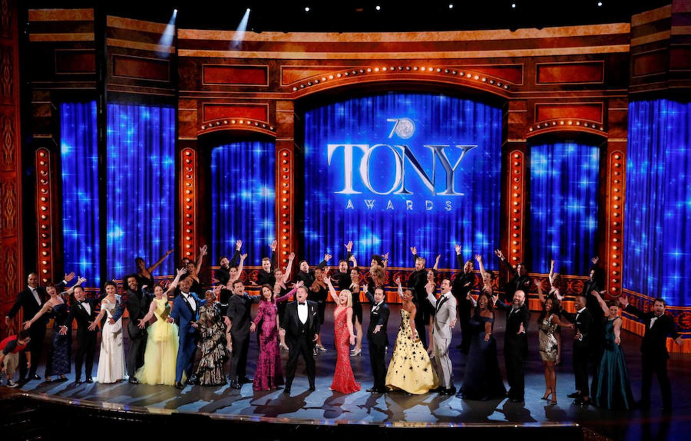 El presentador de la gala James Corden, junto a todos los candidatos de la 70ª edición de los Premios Tony.