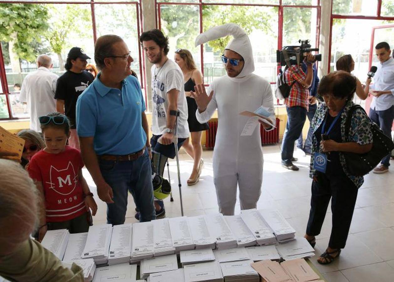 Un joven ha acudido a un colegio de Madrid ataviado con una malla blanca de pies a cabeza.