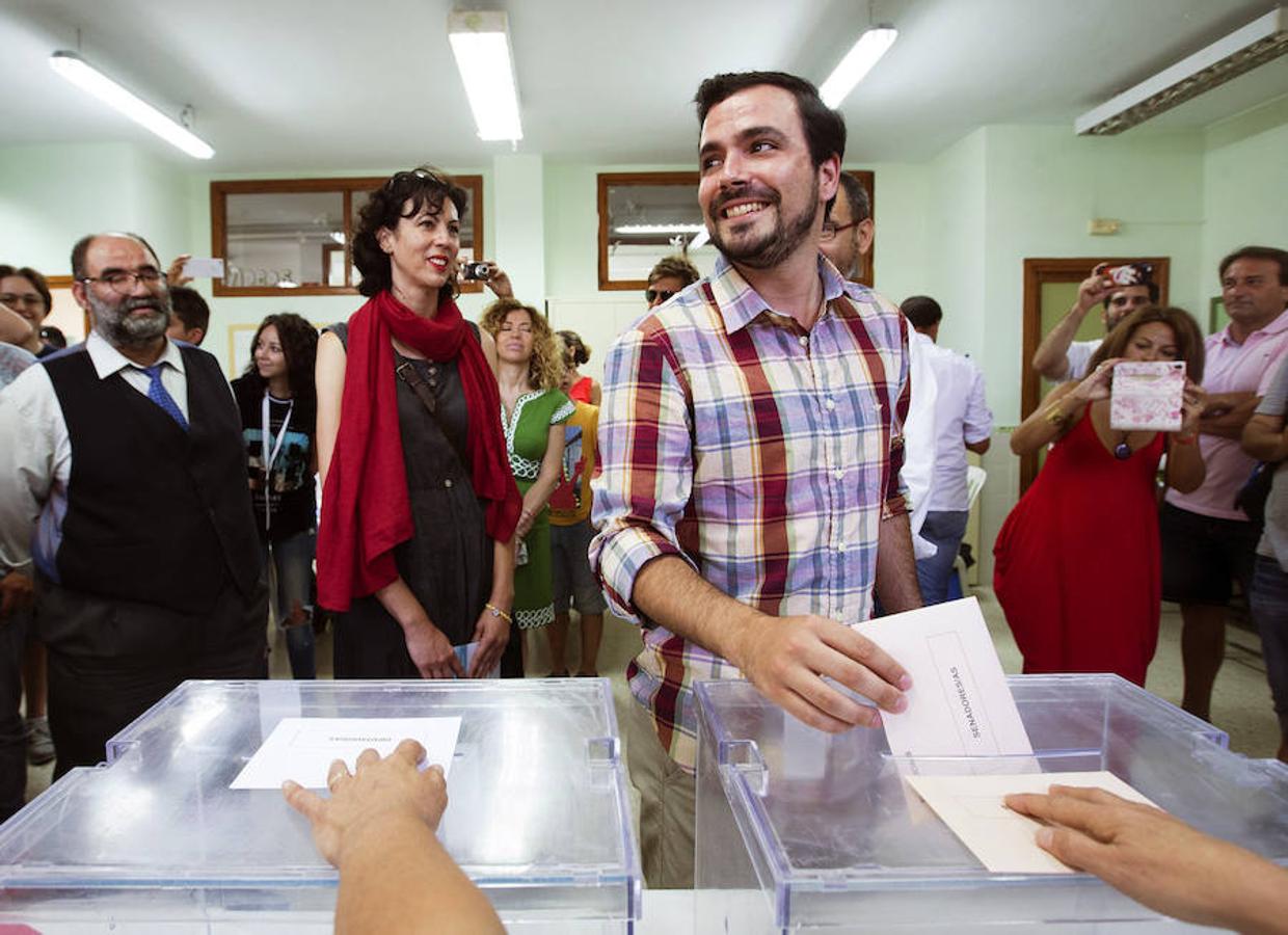 Alberto Garzón deposita su voto en el colegio Manuel Laza Palacios del Rincón de la Victoria (Málaga).