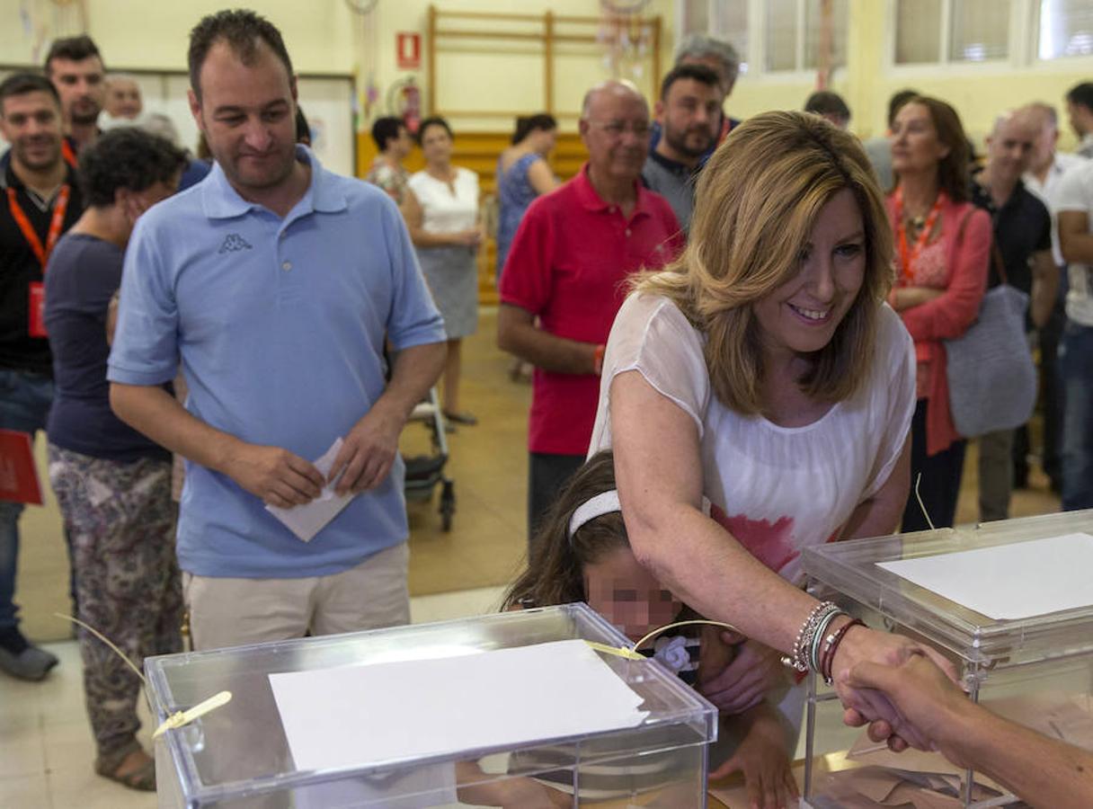 La presidenta andaluza y secretaria general del PSOE-A, Susana Díaz, ejerce su derecho al voto en un colegio electoral del barrio de Triana, en Sevilla.