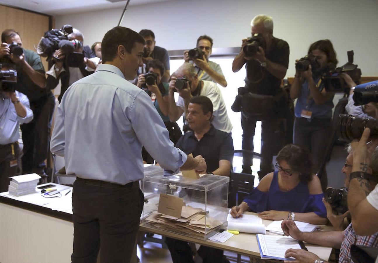 Pedro Sánchez vota en el centro cultural Volturno del municipio madrileño de Pozuelo de Alarcón.