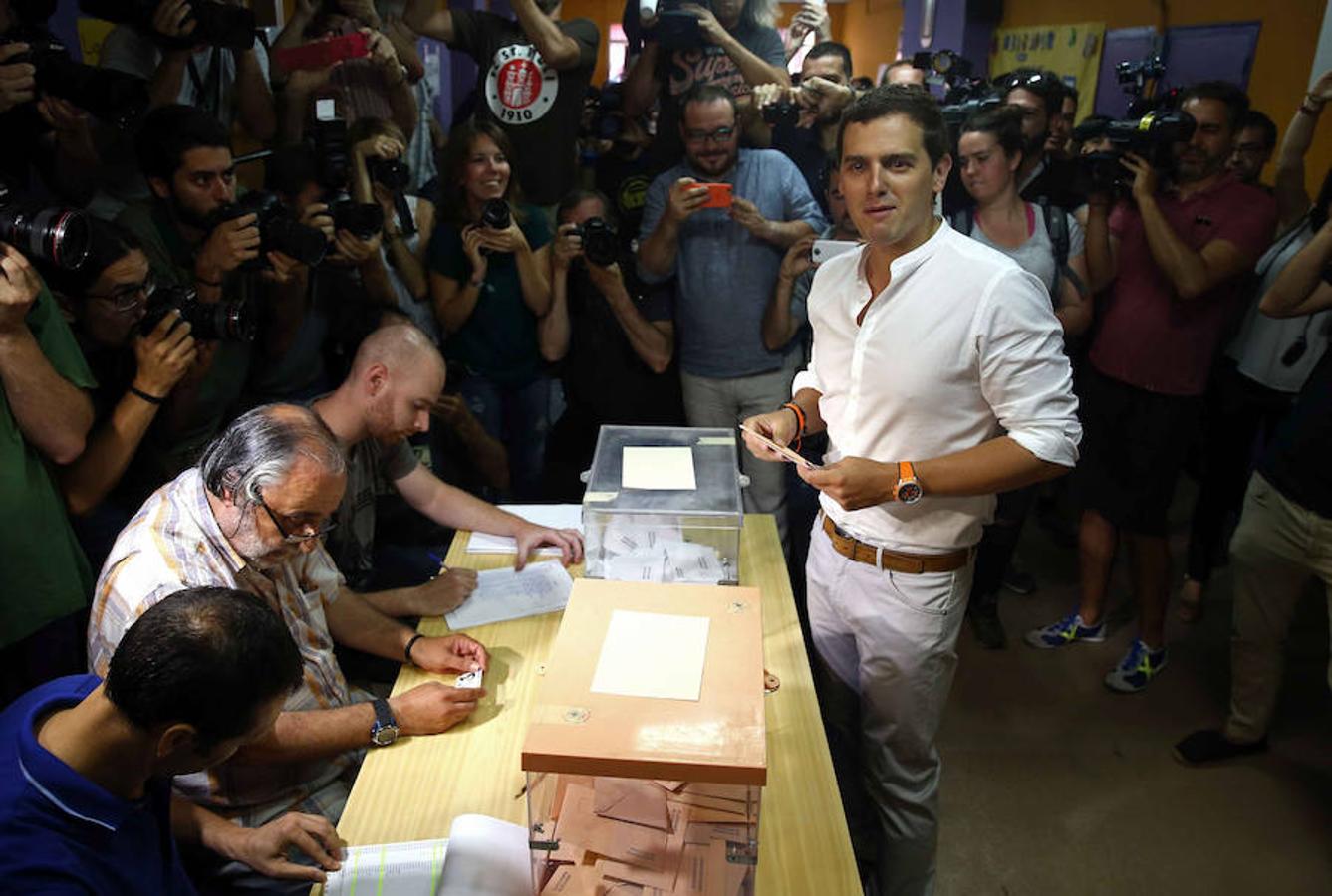 Albert Rivera vota en el Colegio Santa Marta de l'Hospitalet de Llobregat (Barcelona)..