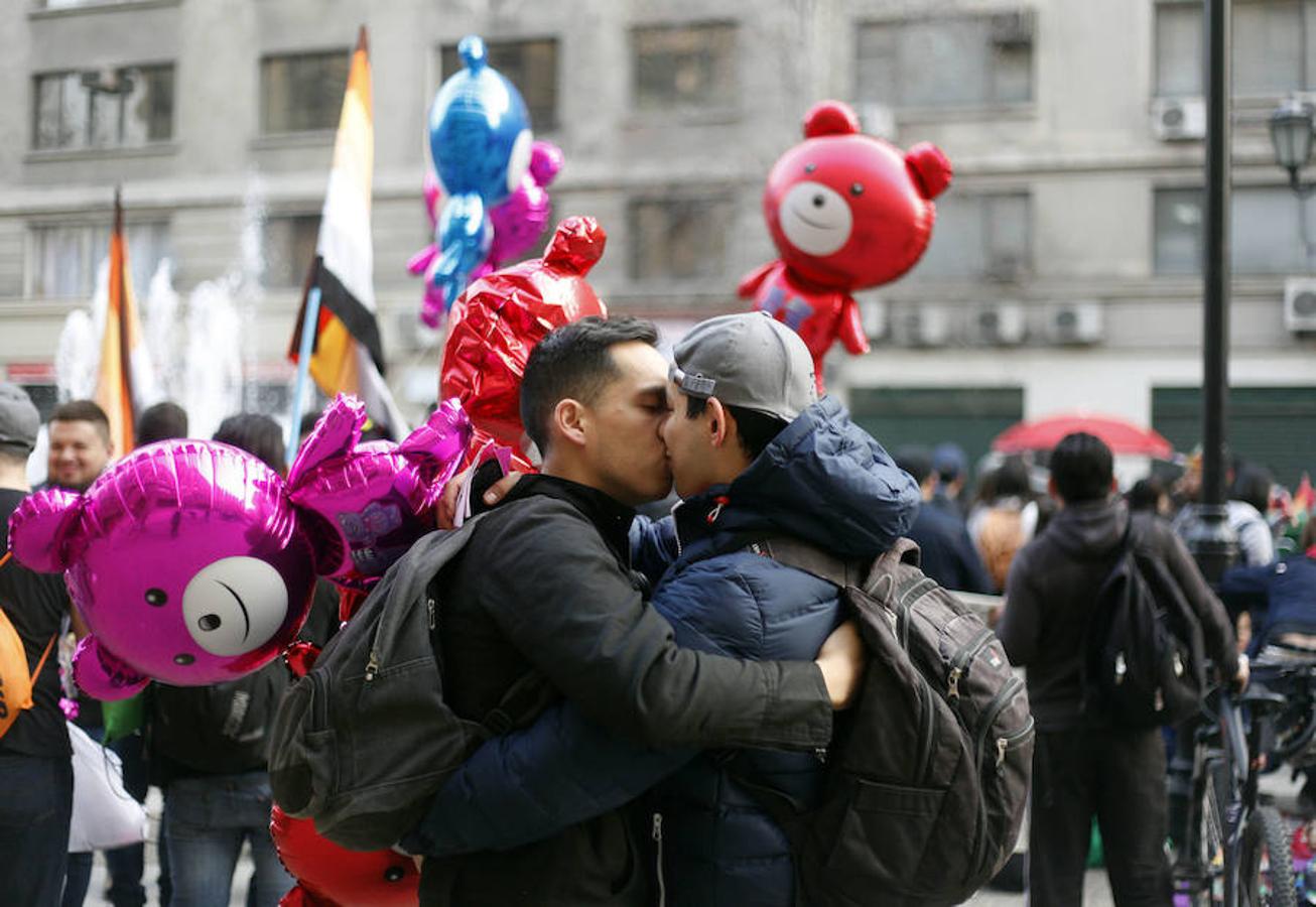 Una pareja se besa durante la Marcha del Orgullo Gay en Chile.