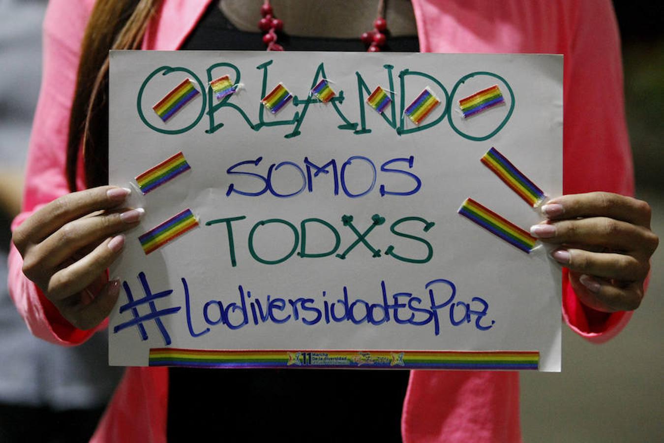 Un cartel en homenaje a víctimas de la matanza de la discoteca de Orlando.