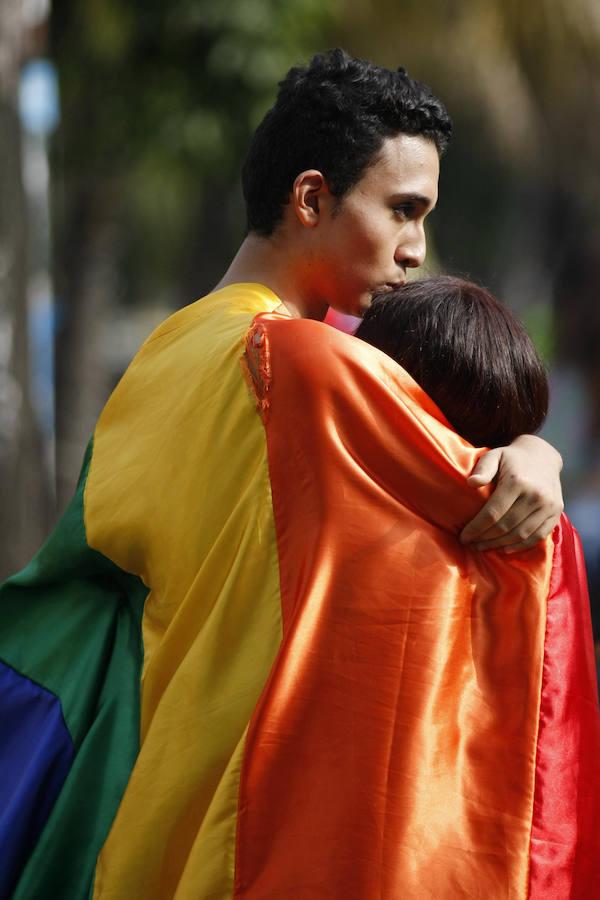 Una pareja participa en la Marcha del Orgullo Gay en la ciudad de Cali (Colombia).