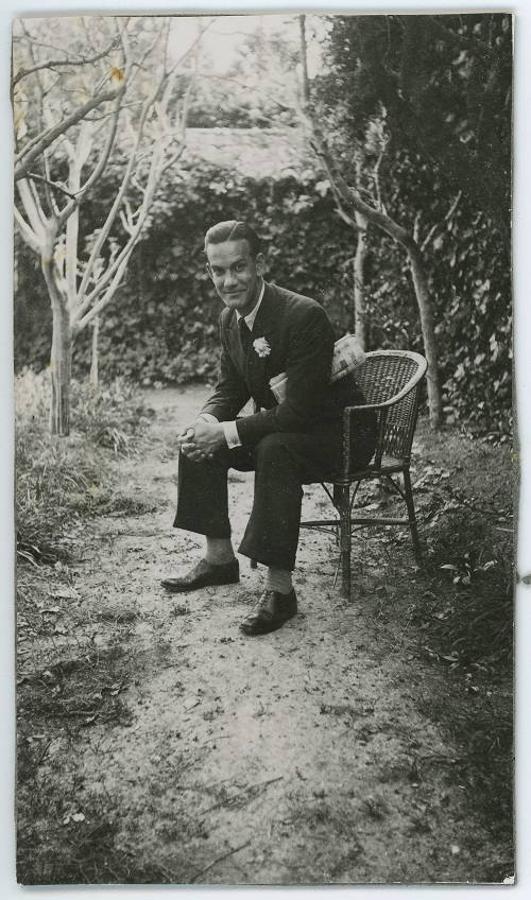 Camilo José Cela en el jardín de su casa natal, Iria Flavia, 1939.