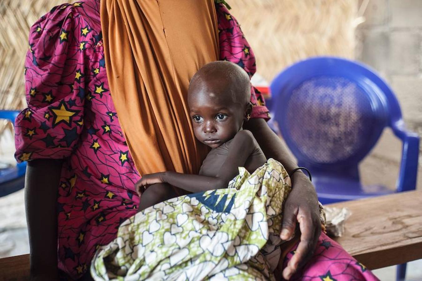 Una mujer con su hijo en brazos en Muna, Nigeria.