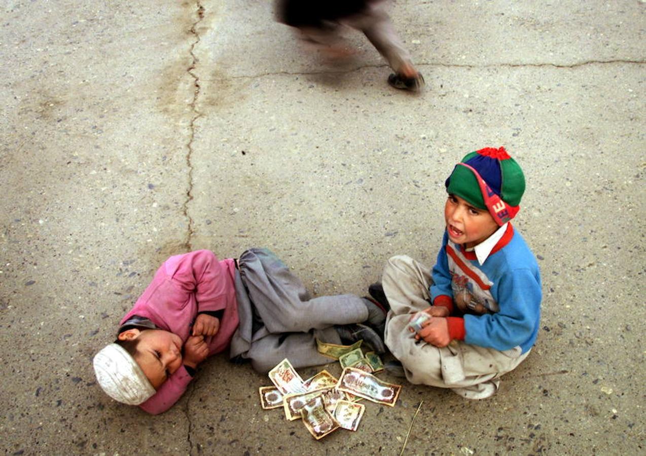 Dos niños pidiendo limosna en la capital de Afganistán, Kabul.