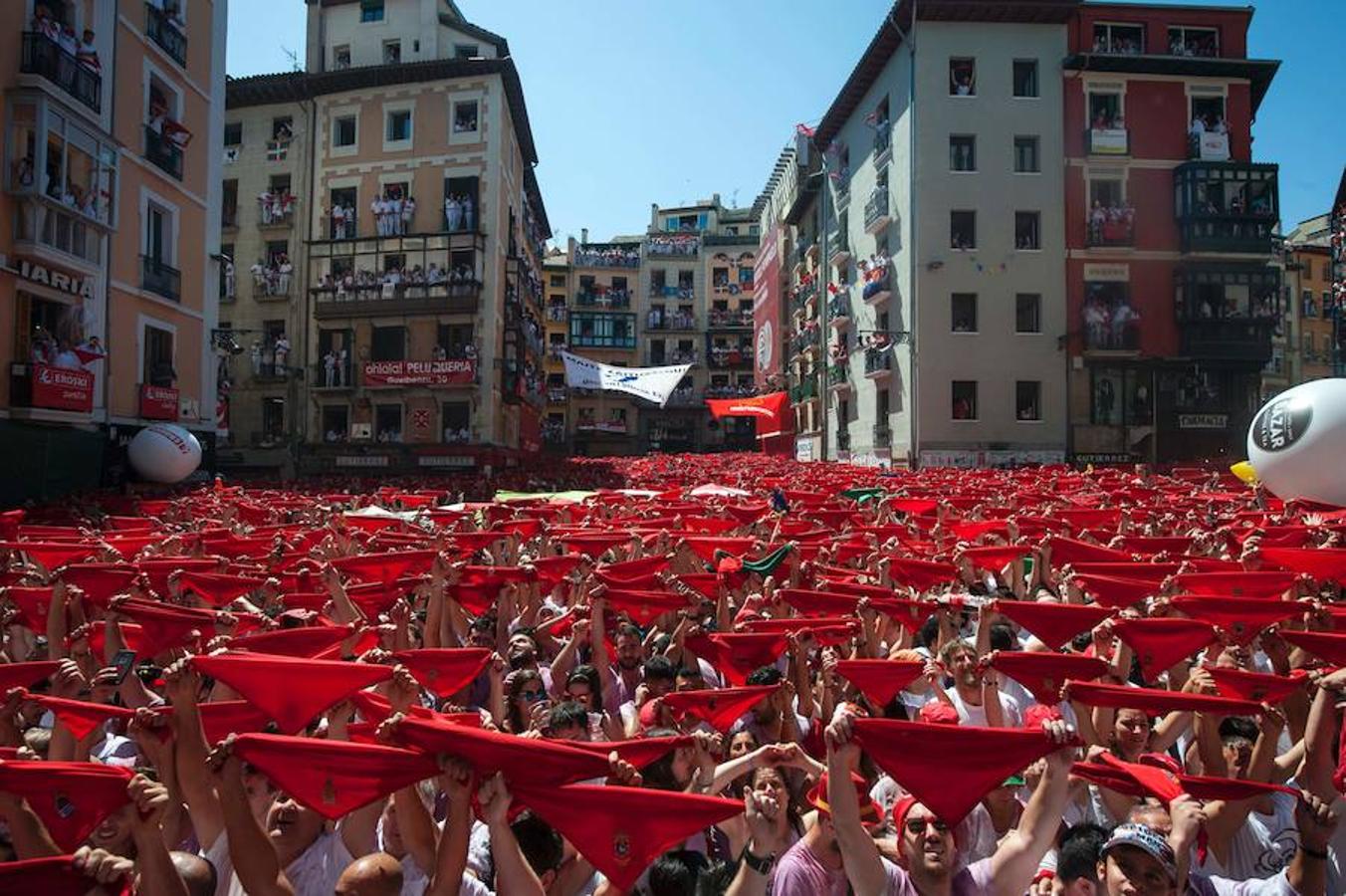 El &#039;chupinazo&#039; abre nueve días de celebración en Pamplona