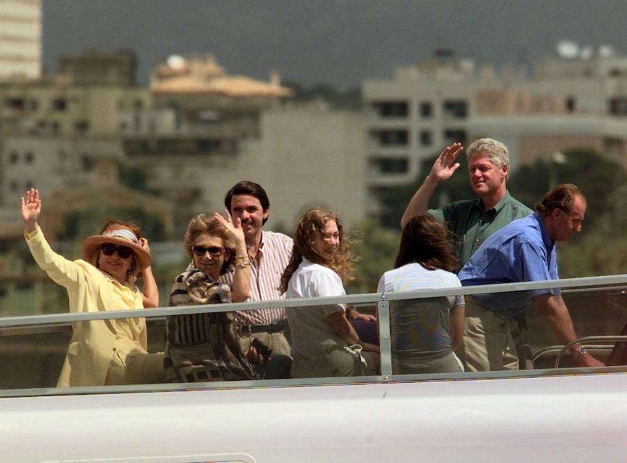 El matrimonio Clinton, junto a su hija Chelsea, navegando por las aguas de Mallorca acompañados por el presidente Aznar y el rey Juan Carlos I.