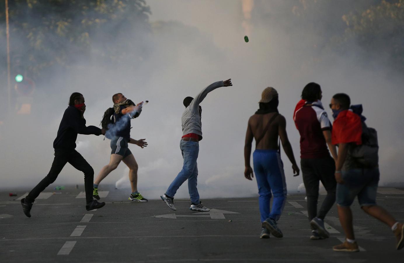 Imágenes de los altercados sucedidos en los alrededores del estadio