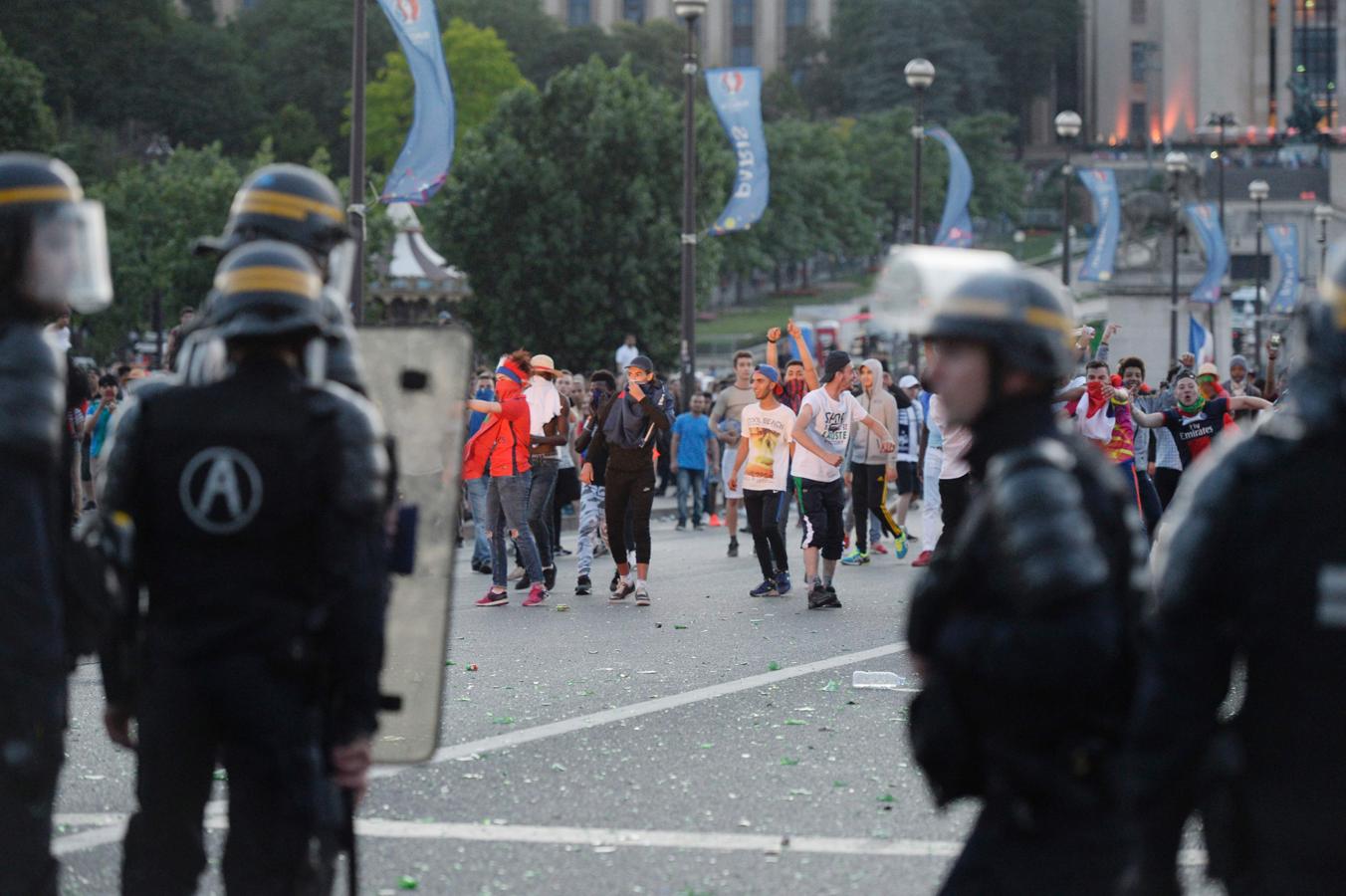 Imágenes de los altercados sucedidos en los alrededores del estadio