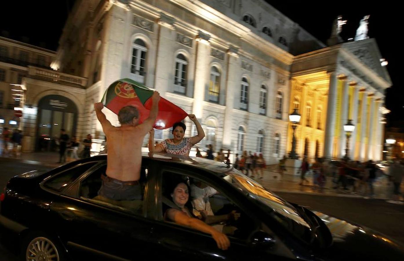 Los portugueses salen a celebrar la victoria de su selección