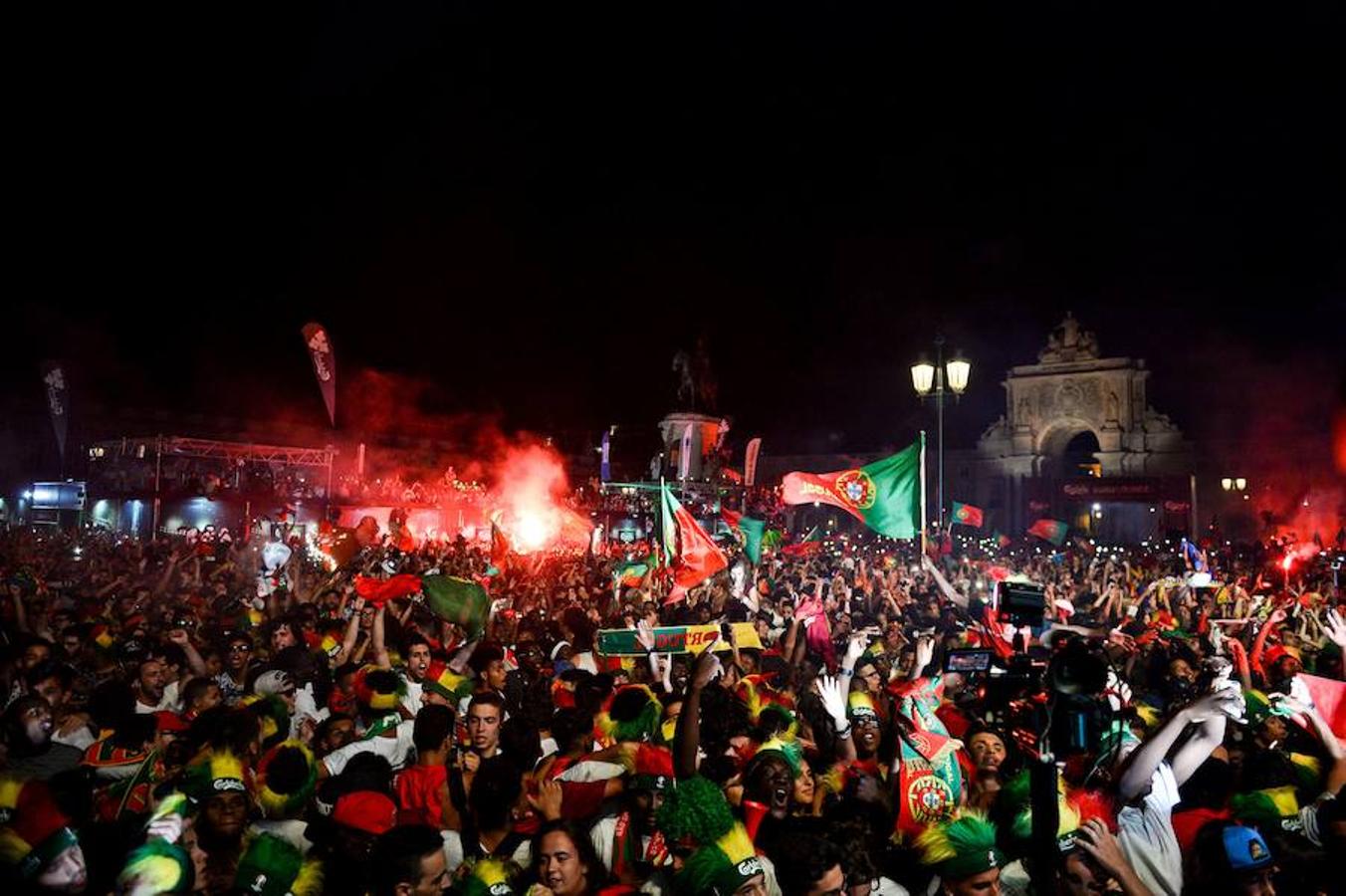 Los portugueses salen a celebrar la victoria de su selección