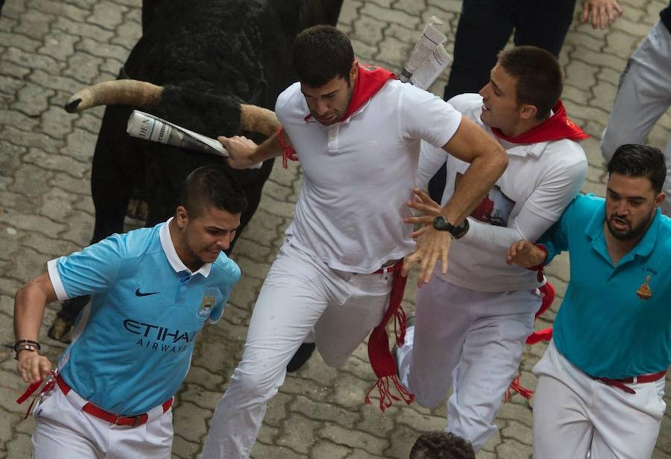 Los toros de Núñez del Cuvillo corren un encierro rápido y emocionante