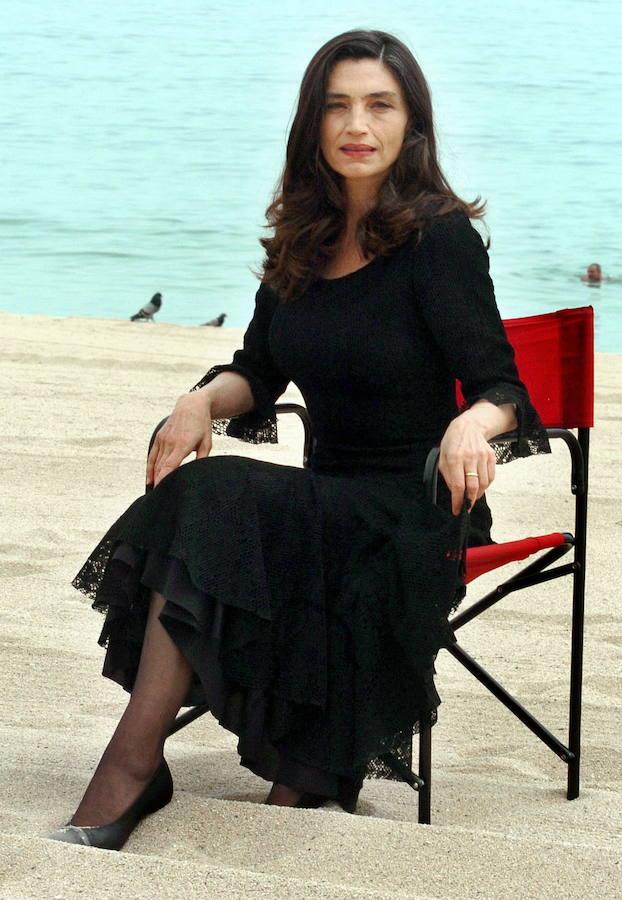 La actriz española Ángela Molina posa en la playa de Badalona durante el rodaje de 'El Triunfo'.