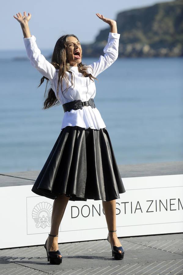 Ángela Molina posa en la Playa de la Concha poco antes de la presentación de la película muda 'Blancanieves'.