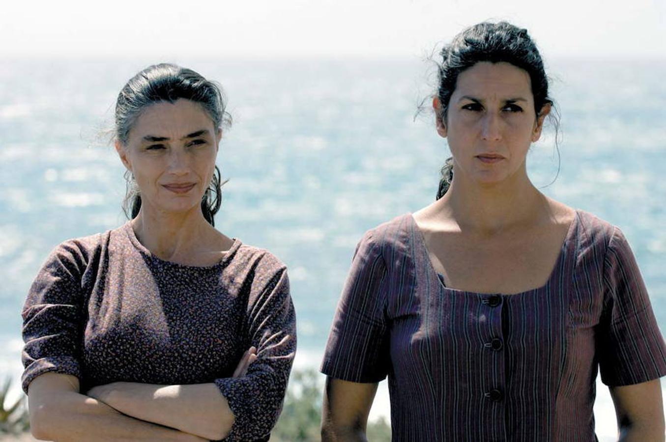 Angela Molina (i) y Elvira Mínguez (d), en una escena de la película 'La caja'.