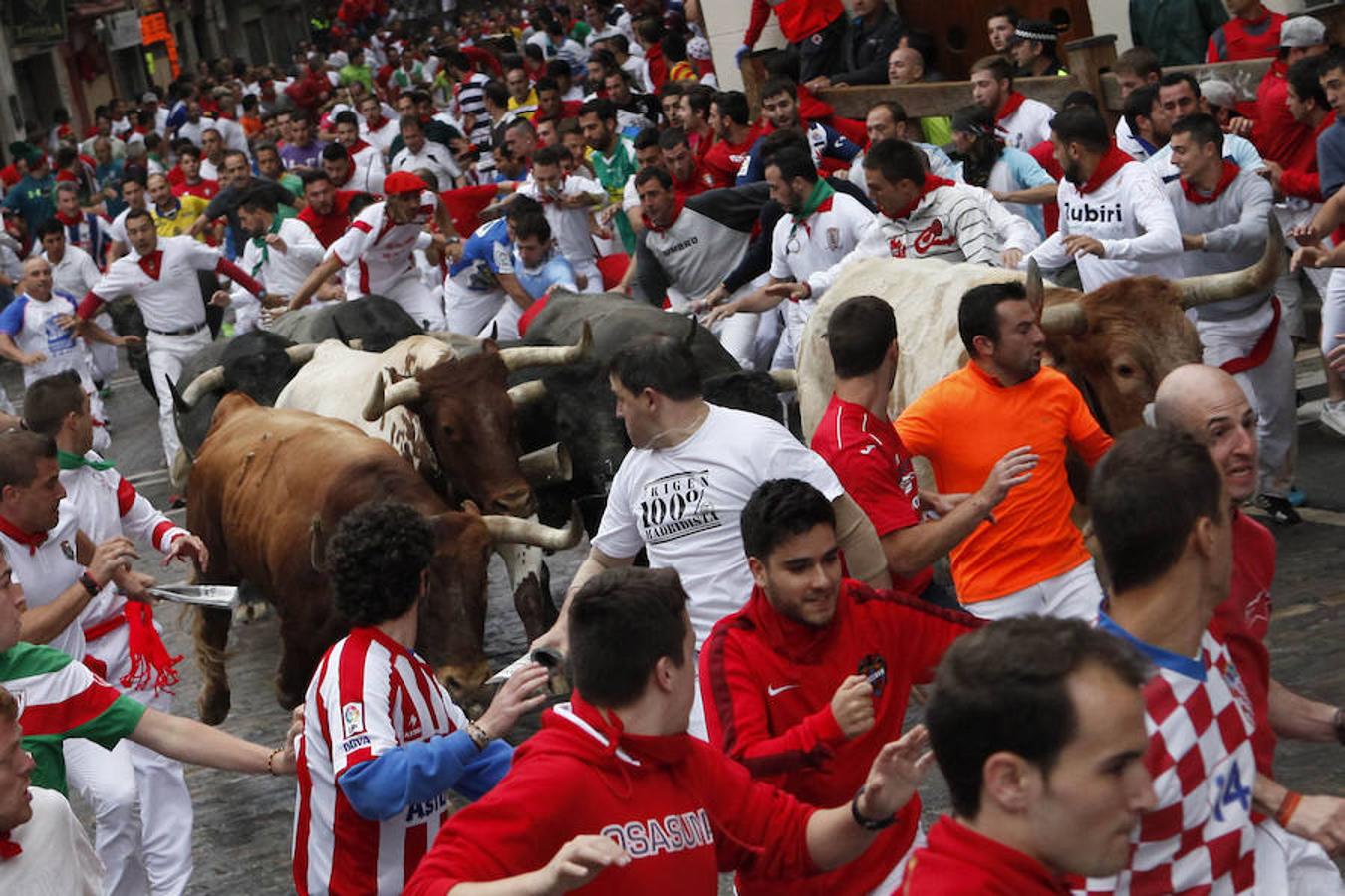 Miura cierra los Sanfermines con un encierro rápido con peligro en la plaza