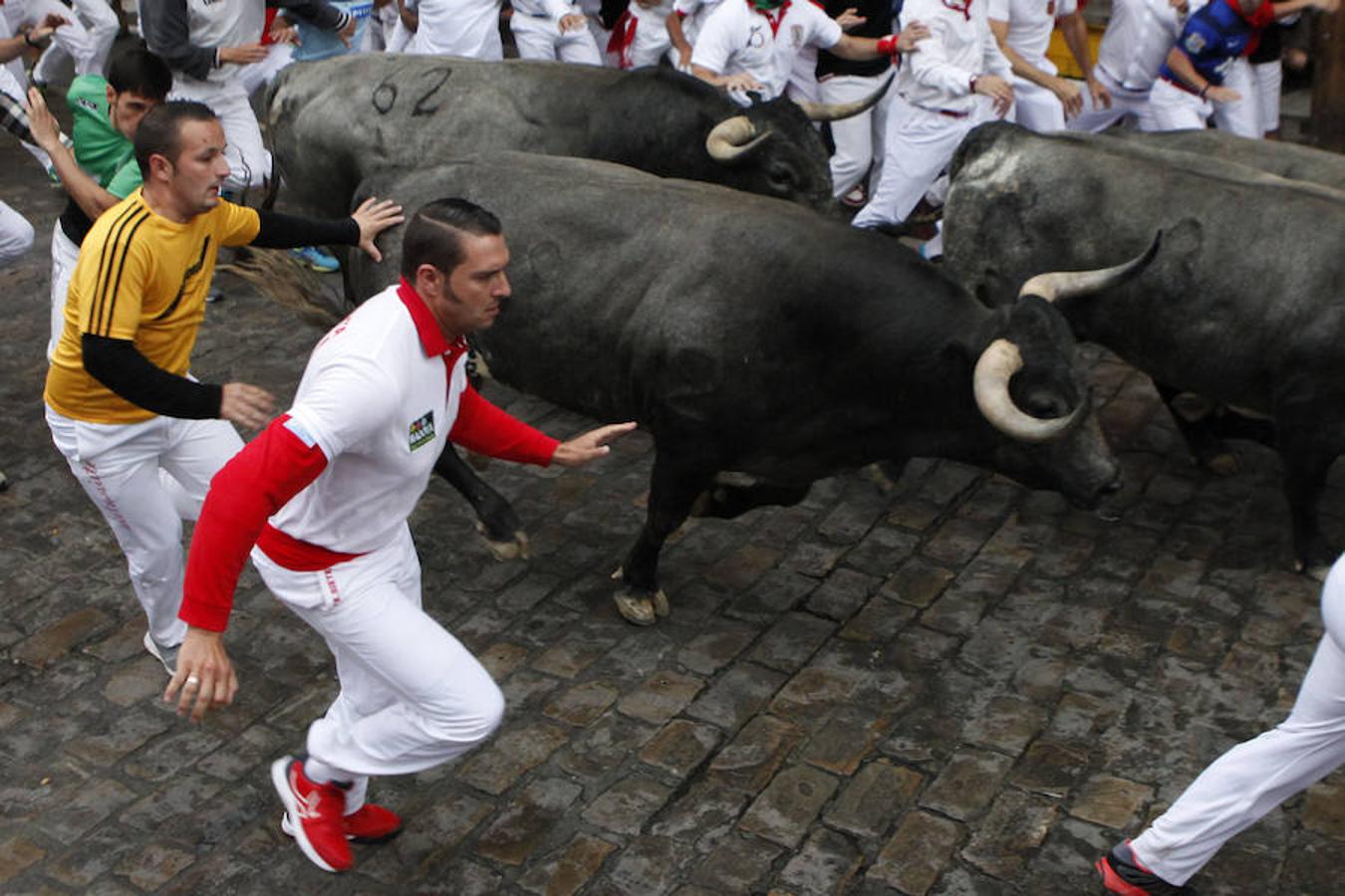 Miura cierra los Sanfermines con un encierro rápido con peligro en la plaza