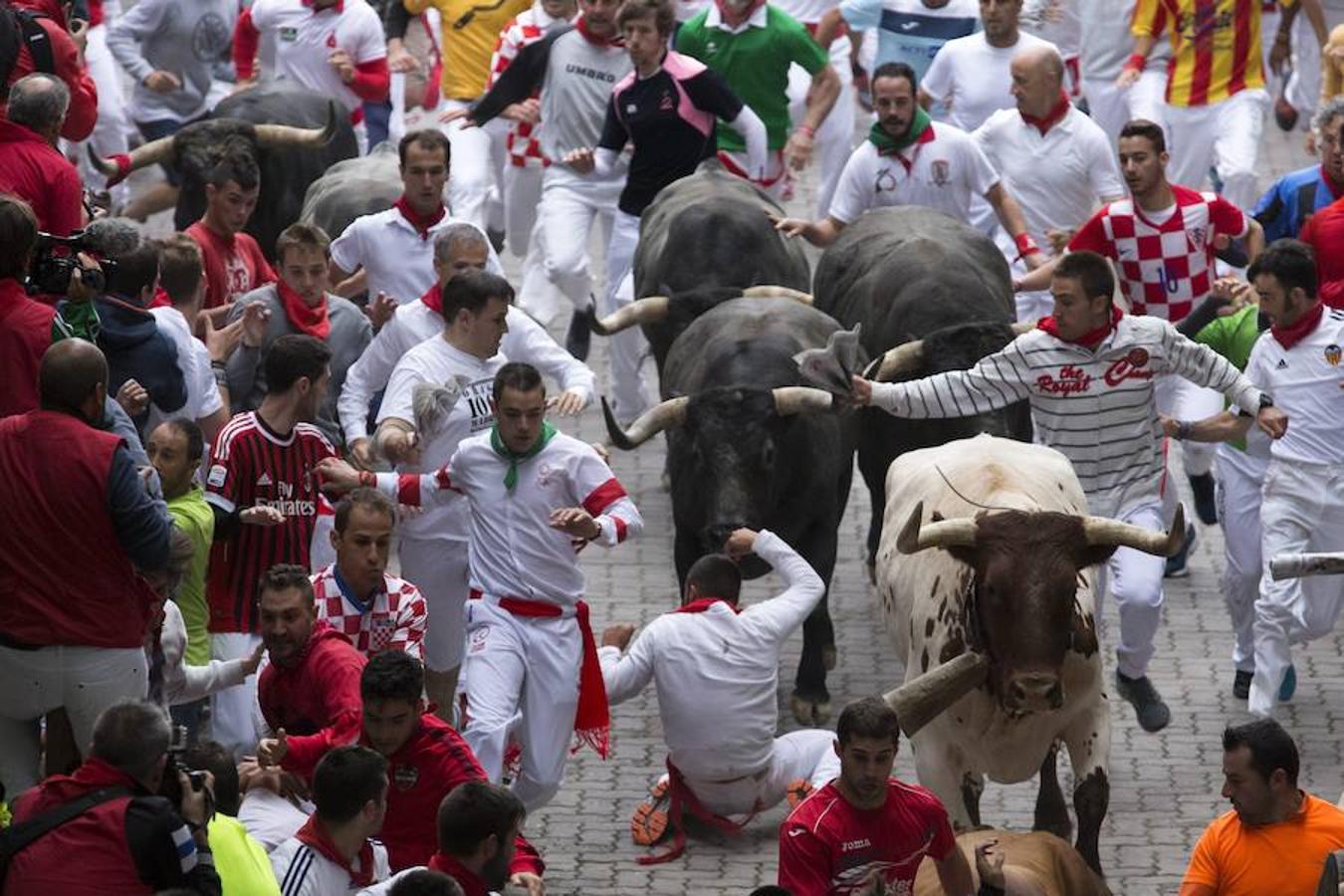 Miura cierra los Sanfermines con un encierro rápido con peligro en la plaza