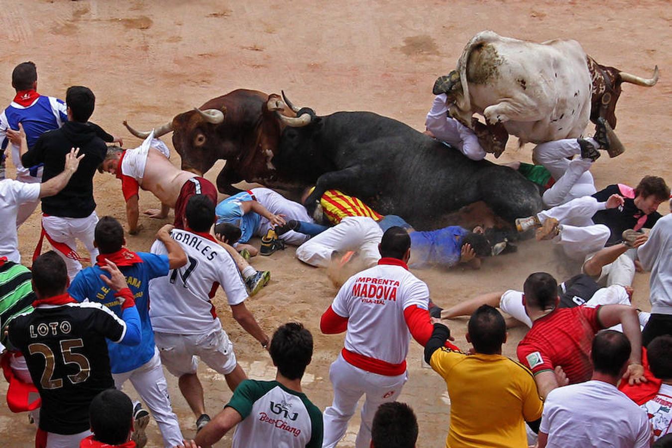 Miura cierra los Sanfermines con un encierro rápido con peligro en la plaza