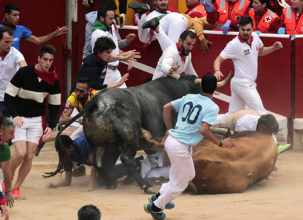 Miura cierra los Sanfermines con un encierro rápido con peligro en la plaza