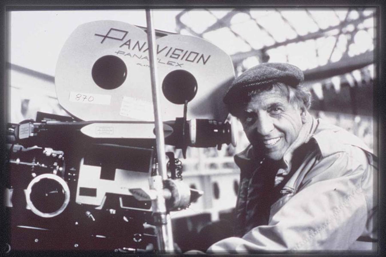 El director de cine estadounidense Garry Marshall, junto a una cámara Panavision.