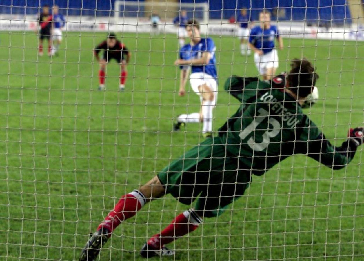 Julen fue portero de varios equipos del panorama nacional, destacando en el Rayo Vallecano. Además fue entrenador de este club en la temporada 2003/04.