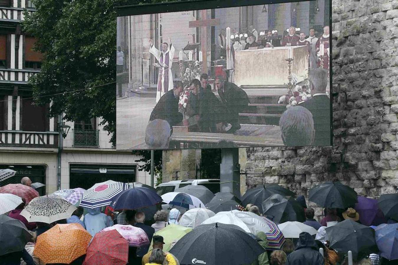 La misa ha podido ser seguida mediante la retransmisión en un pantalla gigante situada en el exterior de la catedral.