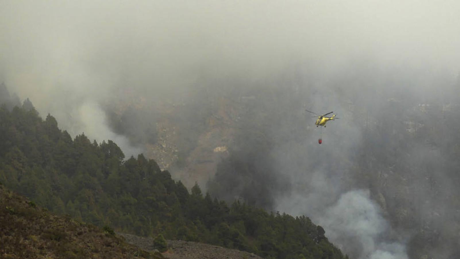 Helicópteros del Gobierno de Canarias y del dispositivo estatal participan en las labores de extinción del incendio forestal.