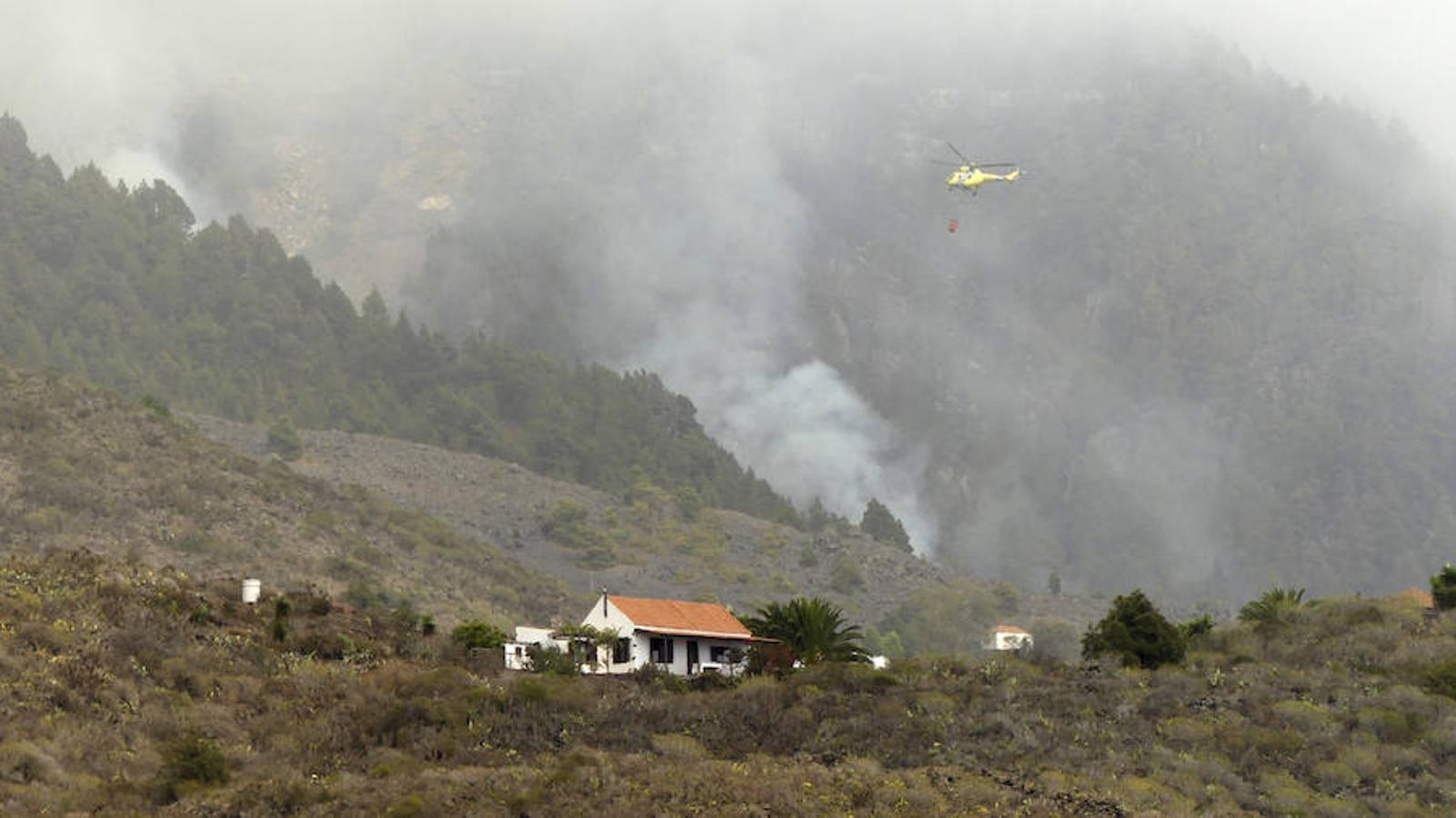 Helicópteros del Gobierno de Canarias y del dispositivo estatal participan en las labores de extinción del incendio forestal.