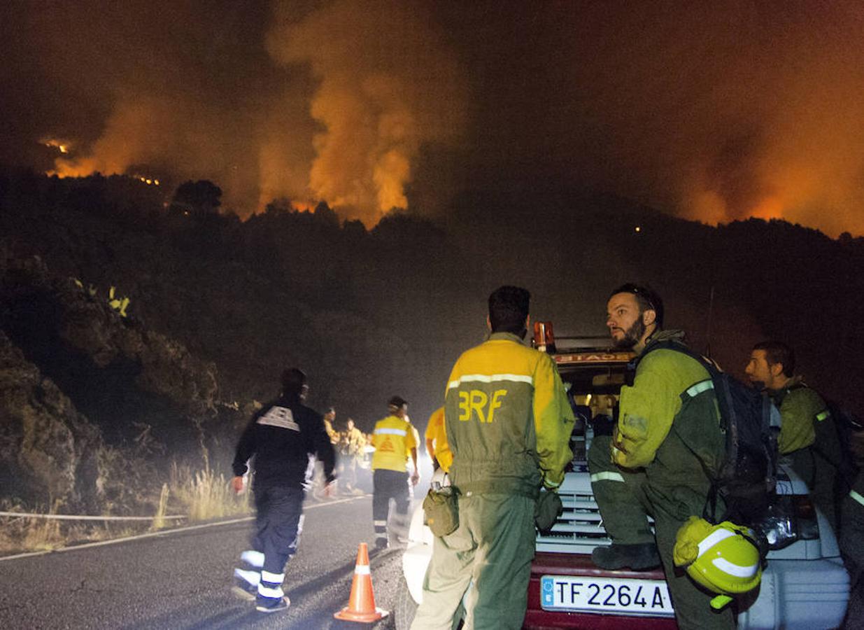 El dispositivo formado para la extinción del incendio forestal que se declaró pasadas las dos de la tarde en el municipio palmero de El Paso trabaja durante la noche para evitar el avance del fuego.