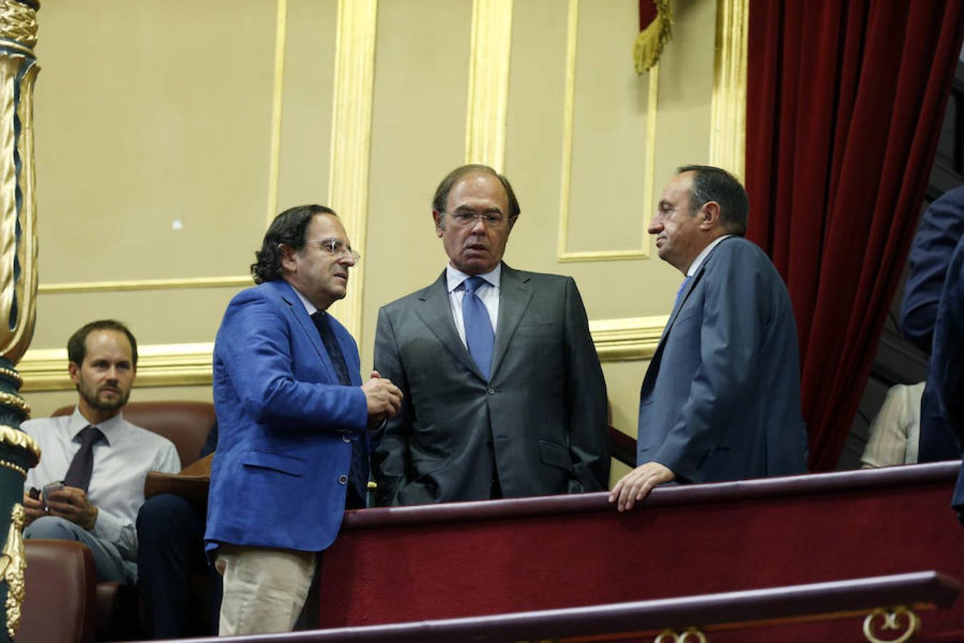 El presidente del Senado, Pío García Escudero (c), junto al presidente del PP de La Rioja, Pedro María Sanz (d), en el interior del Congreso esta tarde antes del inicio de la primera jornada del debate de investidura.
