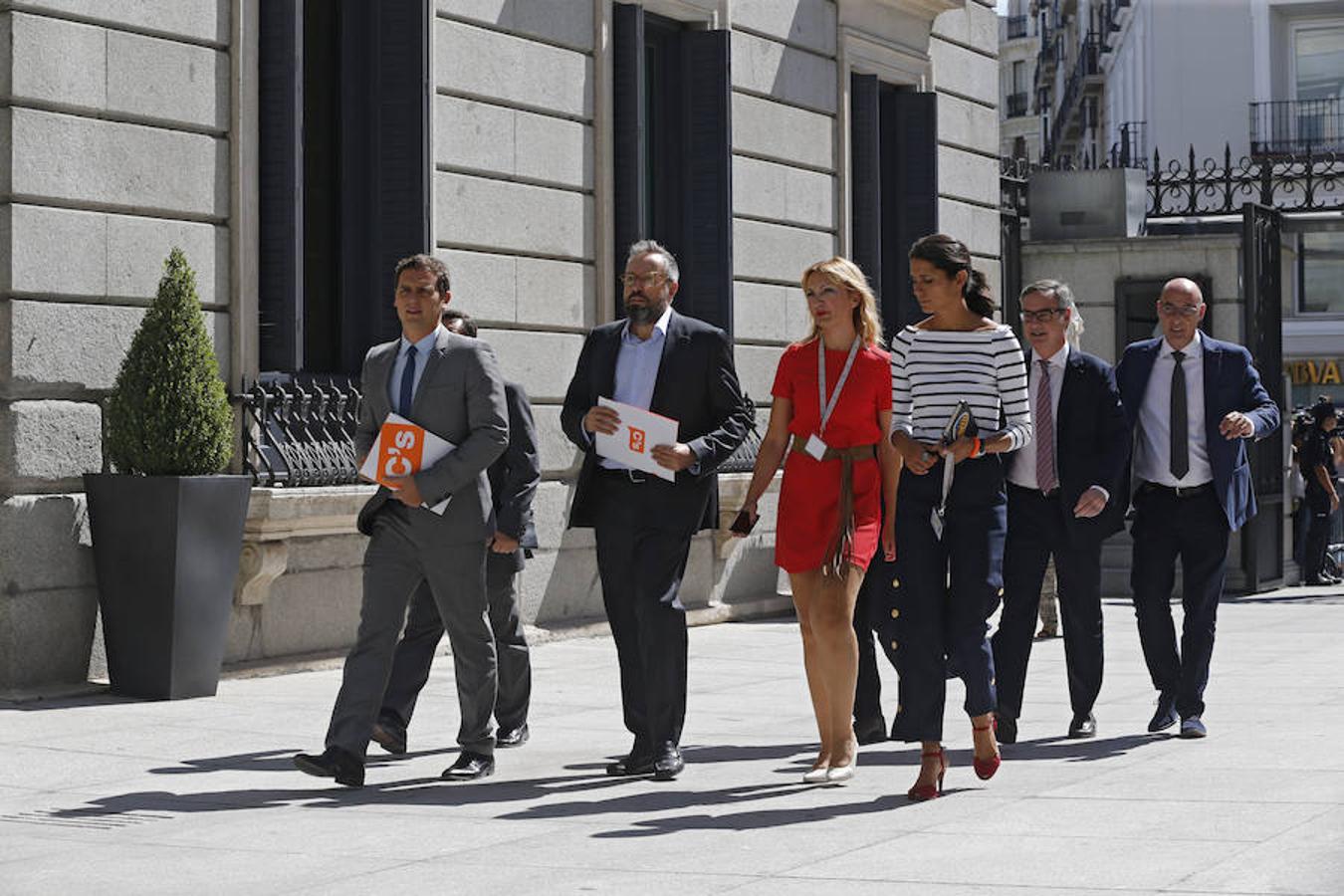 Albert Rivera (i), presidente de Ciudadanos, y el portavoz parlamentario, Juan Carlos Girauta (d), llegan esta tarde al Congreso.