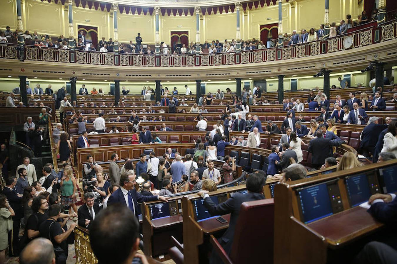 Los diputados se acomodan en el hemiciclo poco antes del comienzo de la primera jornada del debate de investidura.
