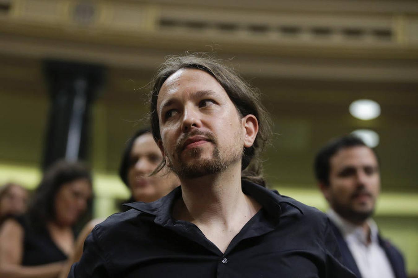 El secretario general de Podemos, Pablo Iglesias llega a su escaño antes del discurso de investidura .