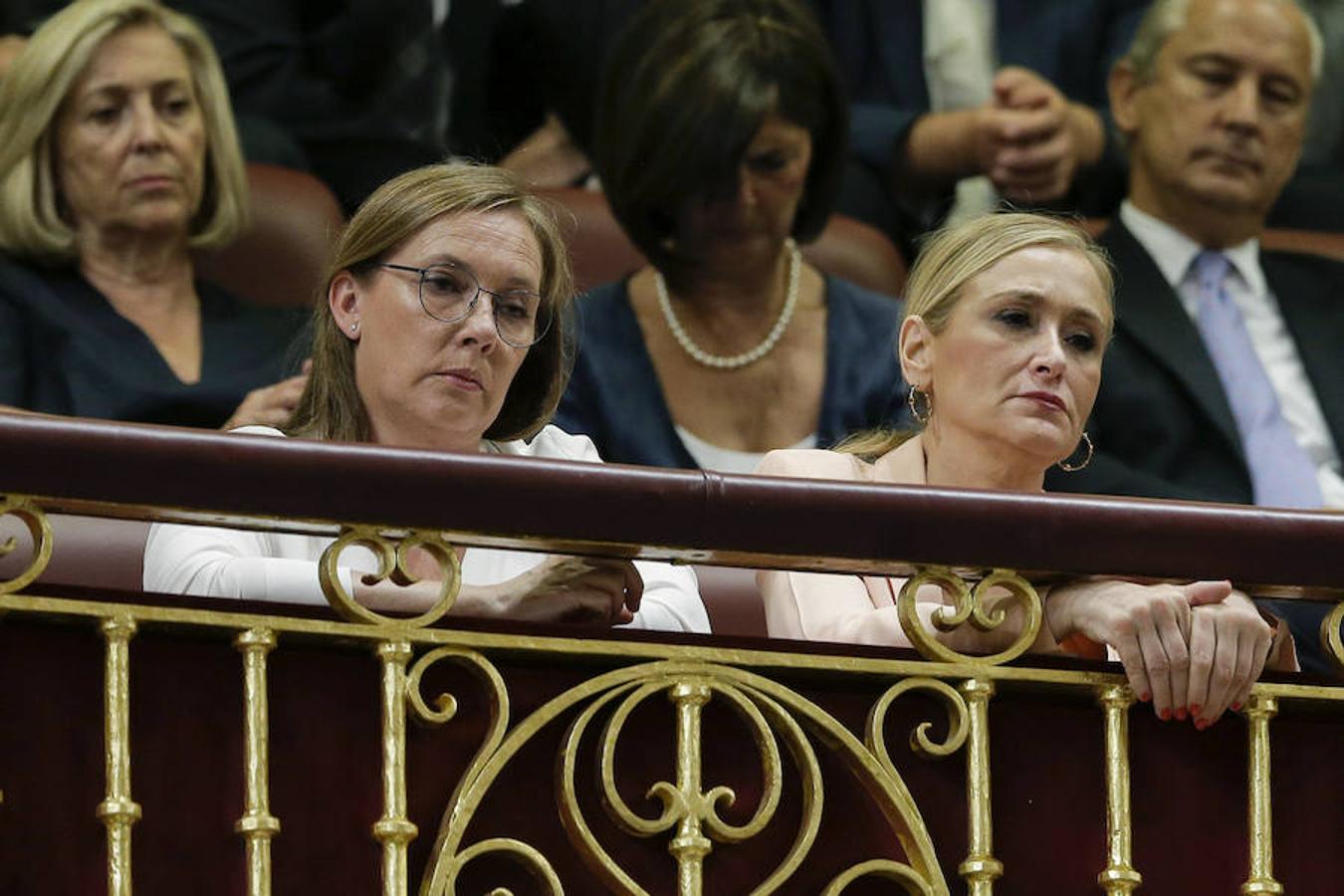 Elvira Fernández (i), esposa del presidente del Gobierno en funciones, Mariano Rajoy, acompañada de la presidenta de la Comunidad de Madrid, Cristina Cifuentes (d).
