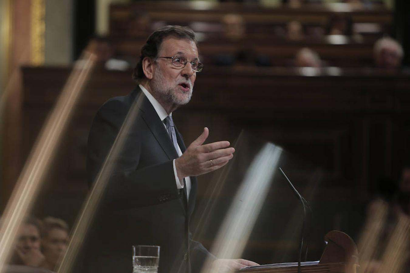 Mariano Rajoy intentando convencer a sus antónimos ideológicos para formar gobierno.