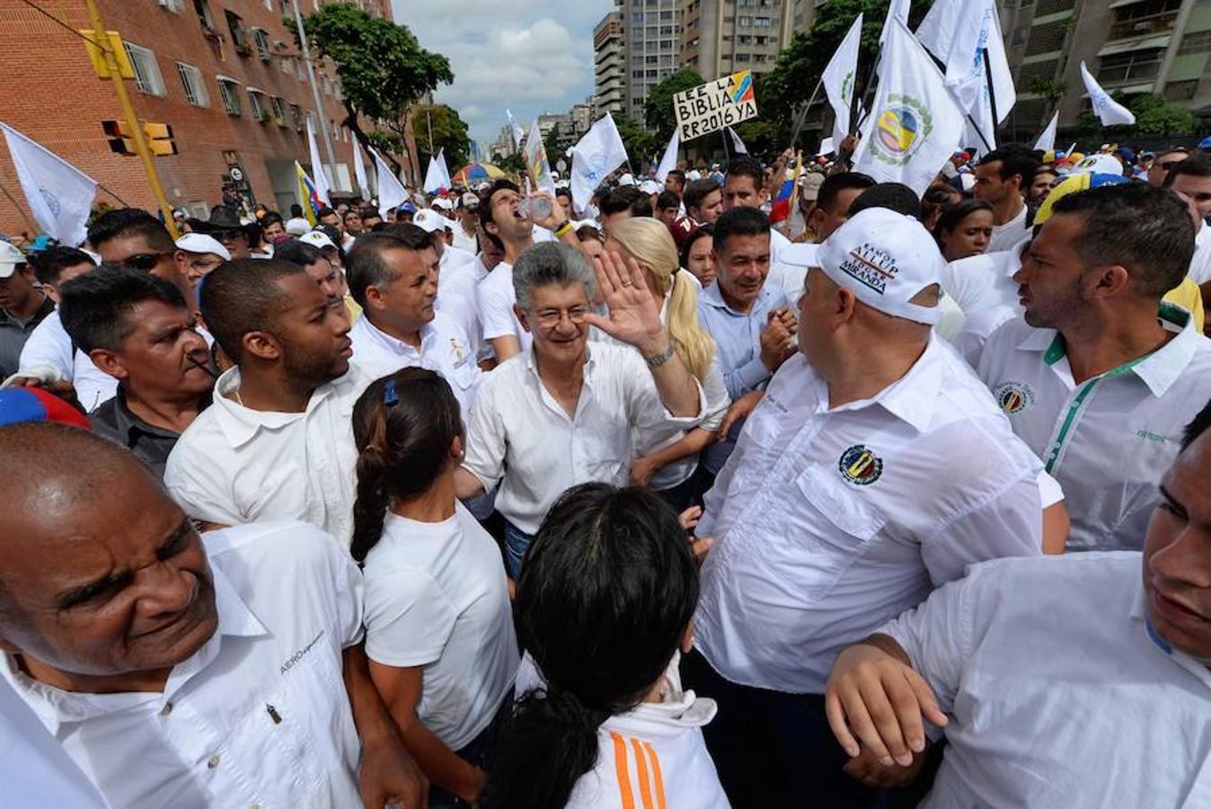 Henry Ramos Allup, presidente de la Asamblea Nacional de Venezuela, también se ha dejado ver durante la marcha.