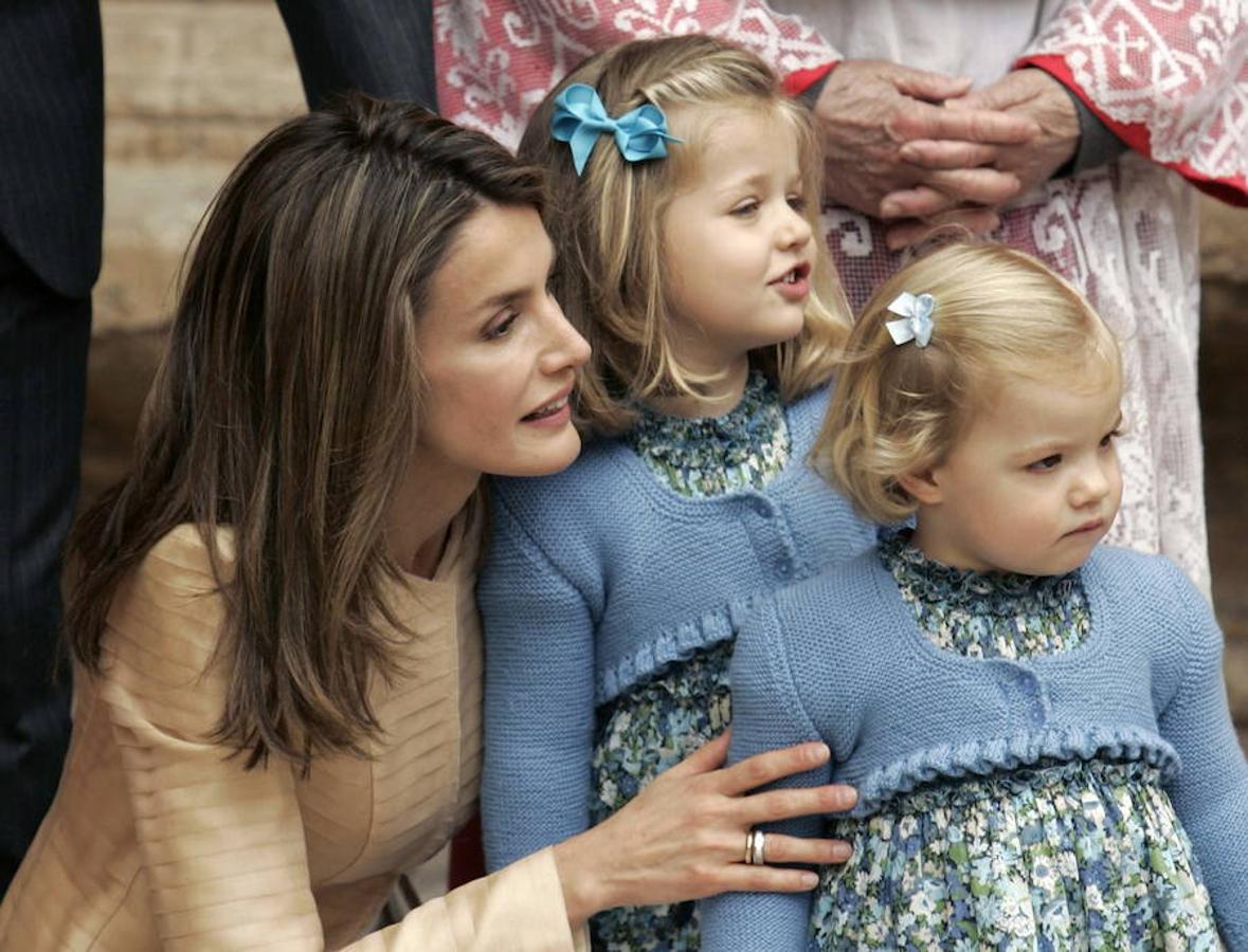 La Reina posa con sus dos hijas, Leonor y Sofía, en la entrada de la Catedral de Mallorca, poco antes de asistir a la misa de Pascua.