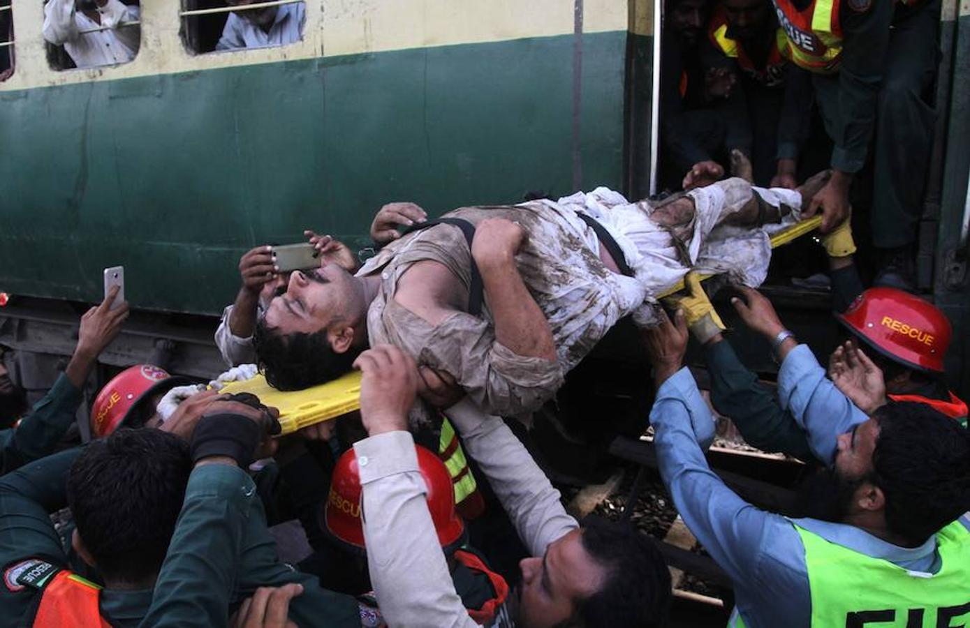 Violento choque de dos trenes en Pakistán