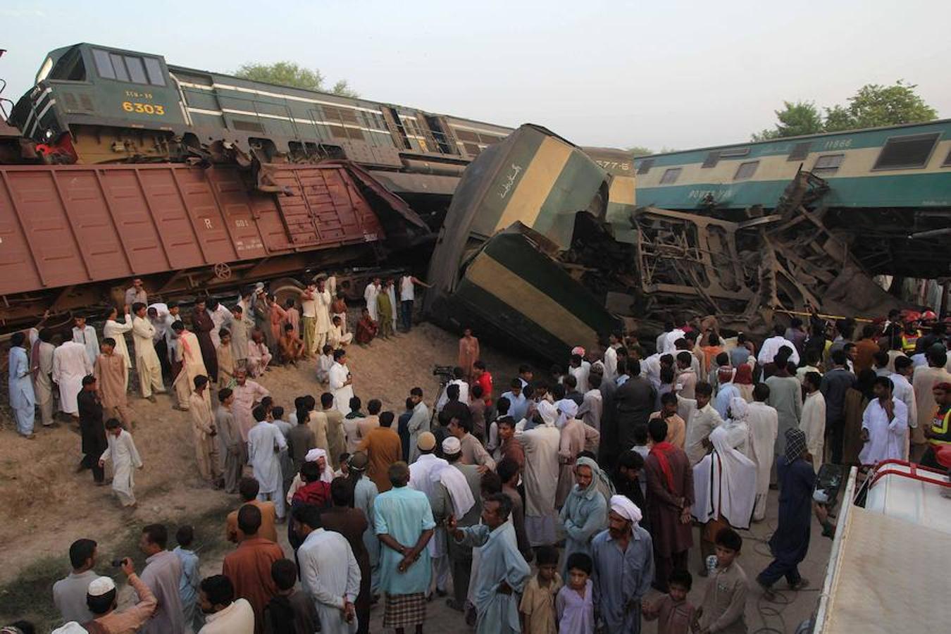 Violento choque de dos trenes en Pakistán