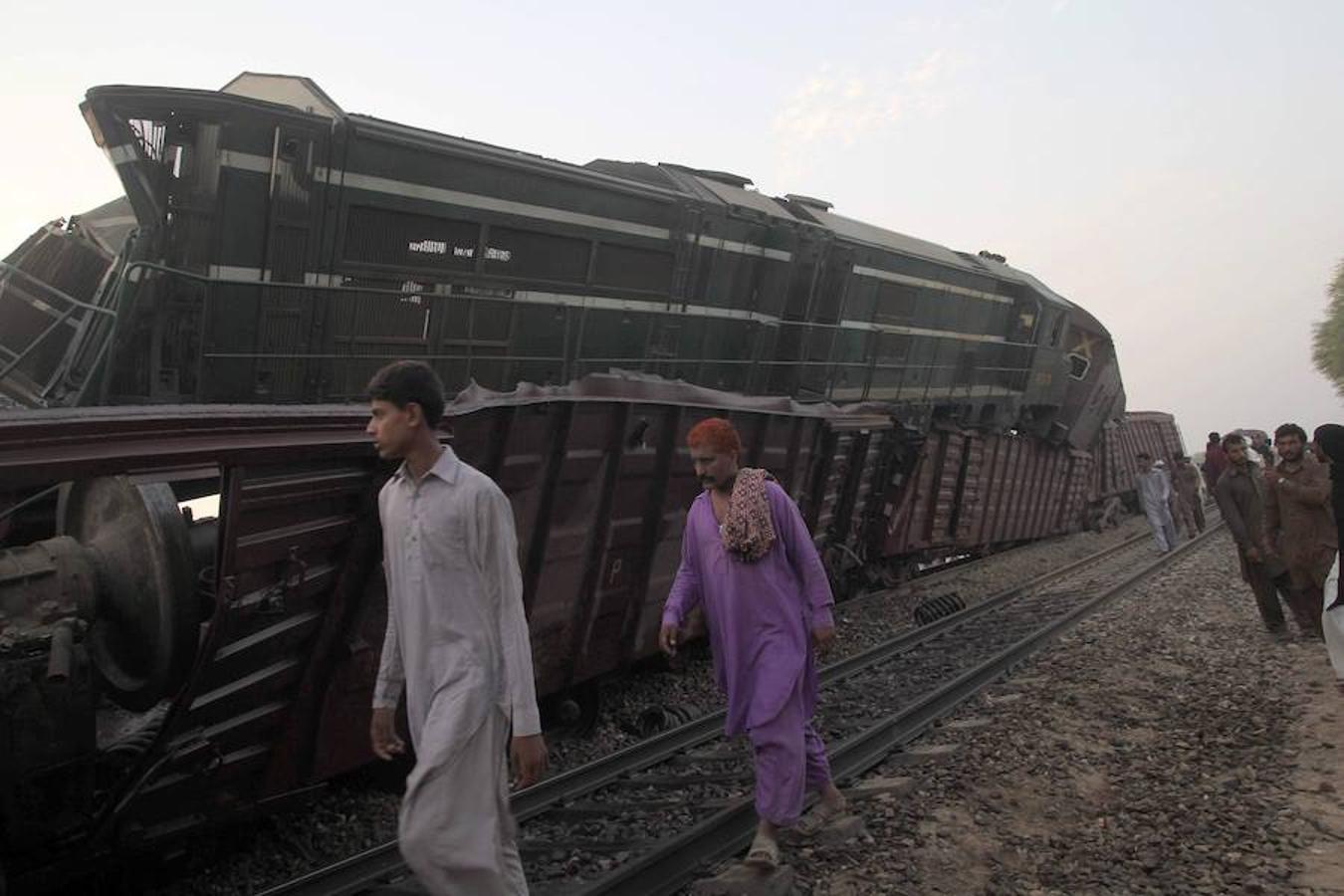 Violento choque de dos trenes en Pakistán