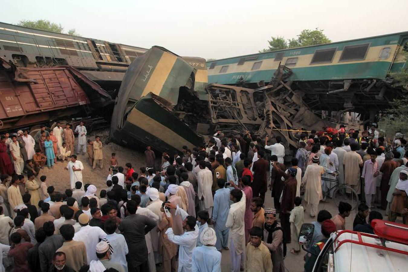 Violento choque de dos trenes en Pakistán