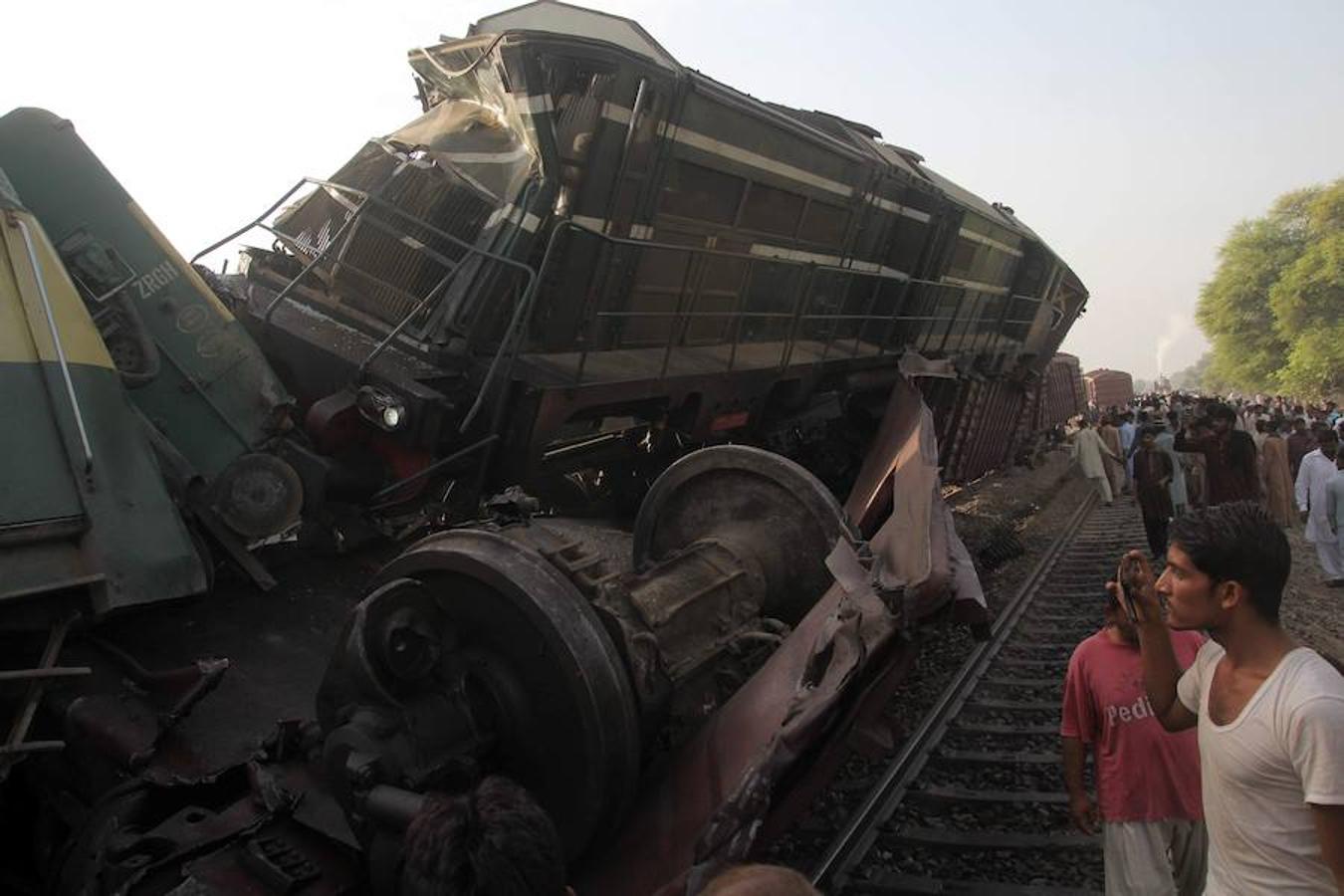 Violento choque de dos trenes en Pakistán