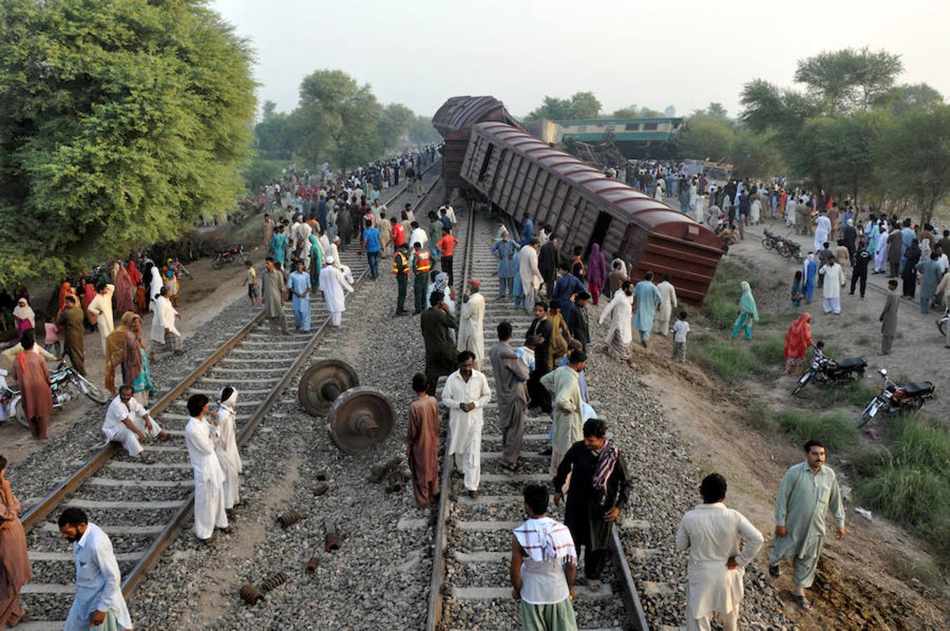 Violento choque de dos trenes en Pakistán