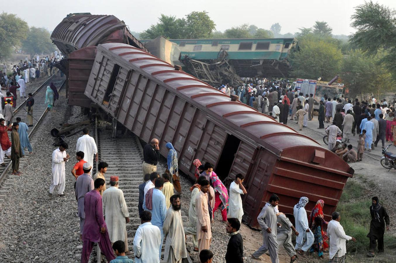 Violento choque de dos trenes en Pakistán