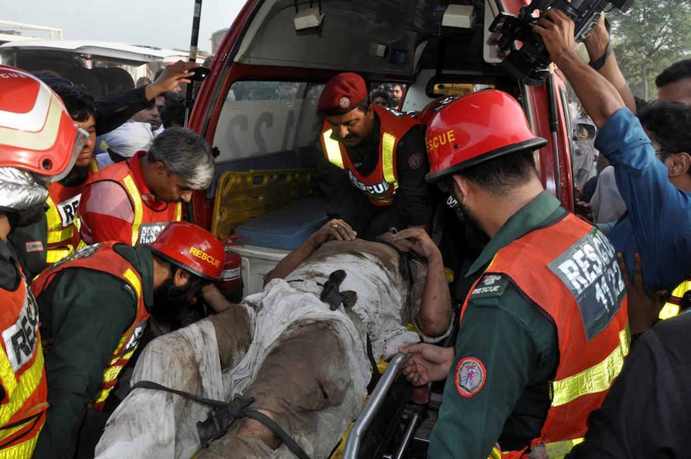 Violento choque de dos trenes en Pakistán